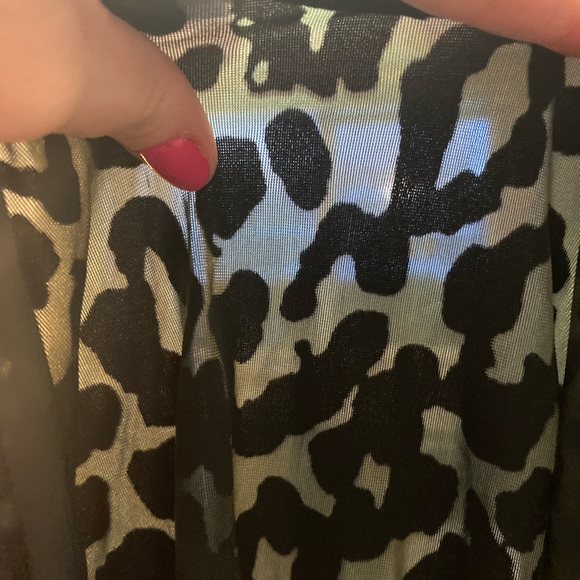 Green leopard forever 21 shirt Slightly cropped, leopard spots are velvet Size M - Picture 4 of 4